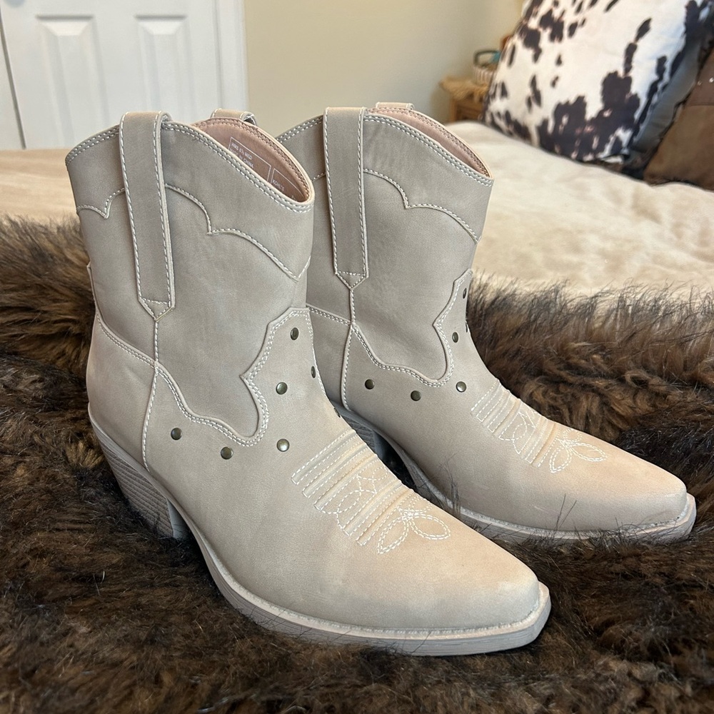 SO Cream Heeled Western Boots
